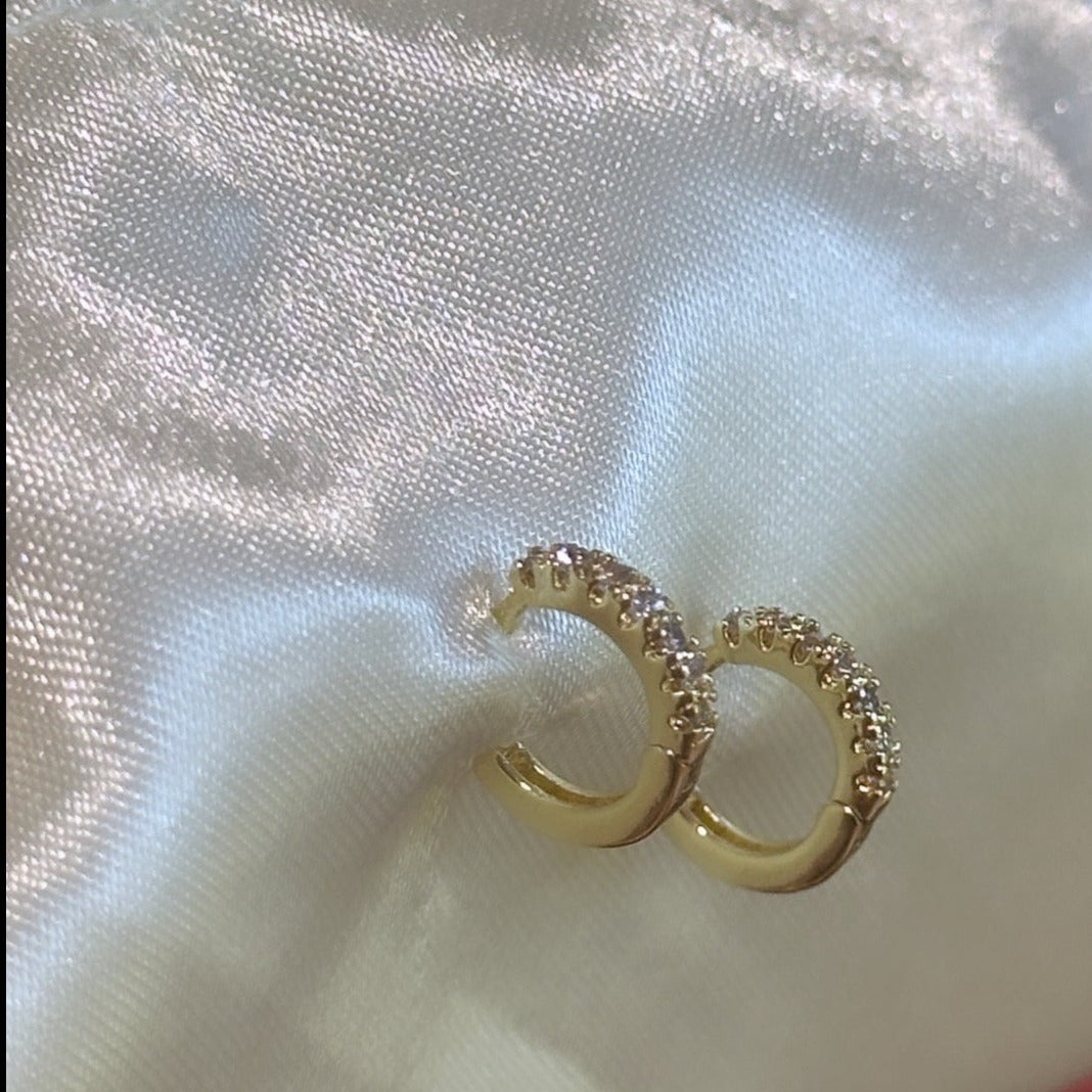Micro Clarity Huggie Gold